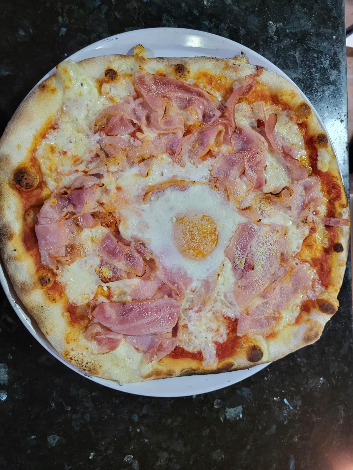 Pizza Carbonara de Bacon artesanal de Piccola Italia, Barcelona