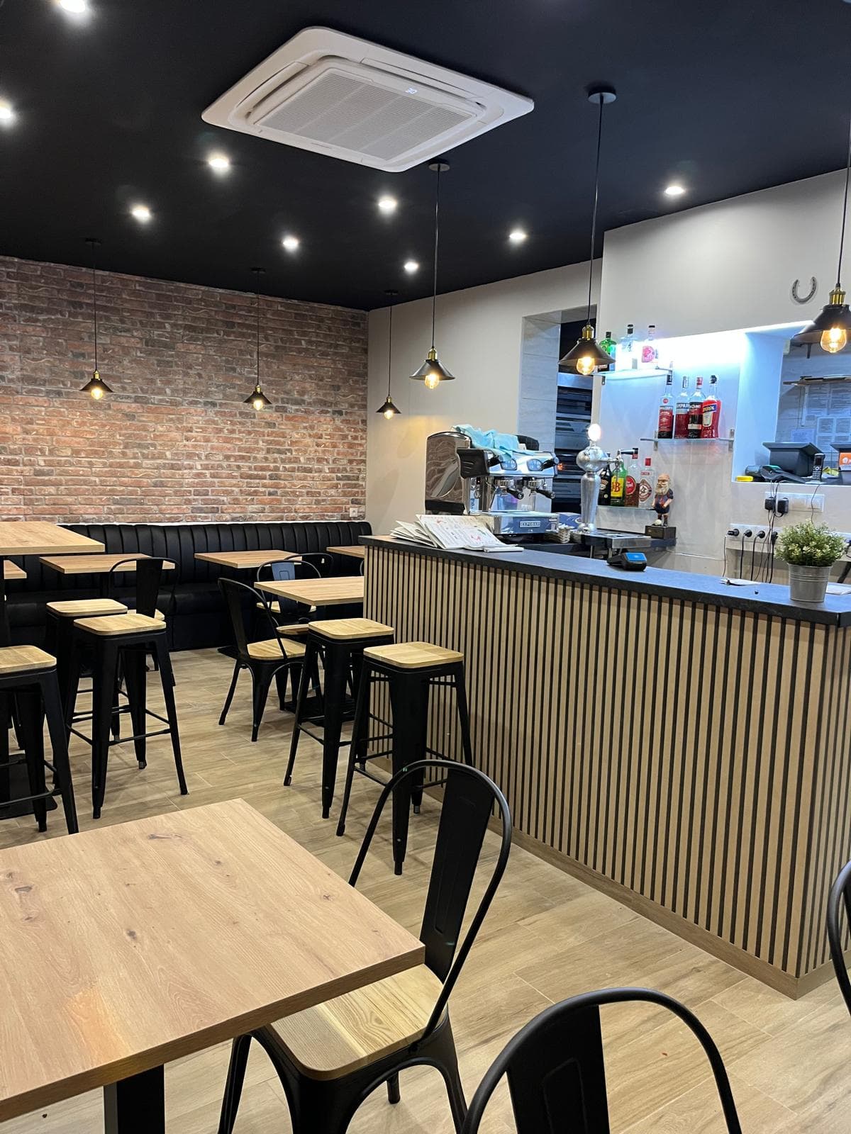 Interior del restaurante Piccola Italia en Sants-Montjuïc, Barcelona